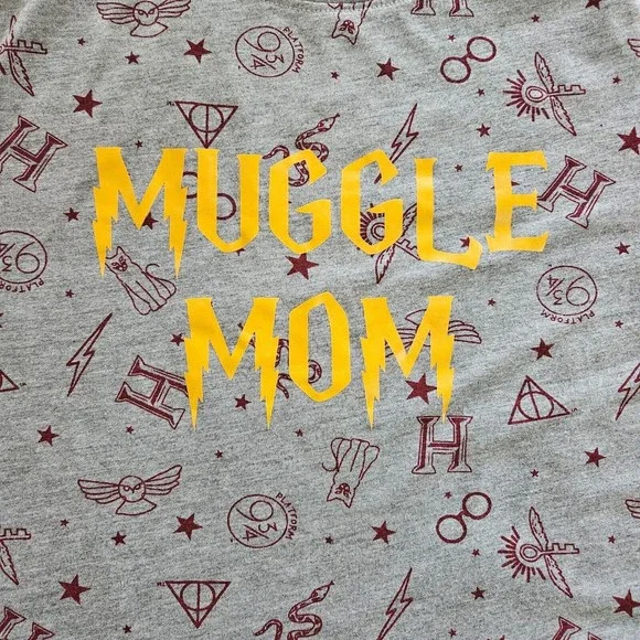 Womens Harry Potter Muggle Mom T-Shirt Gray Patterned Size XS Hogwarts 9 3/4 - Picture 2 of 4